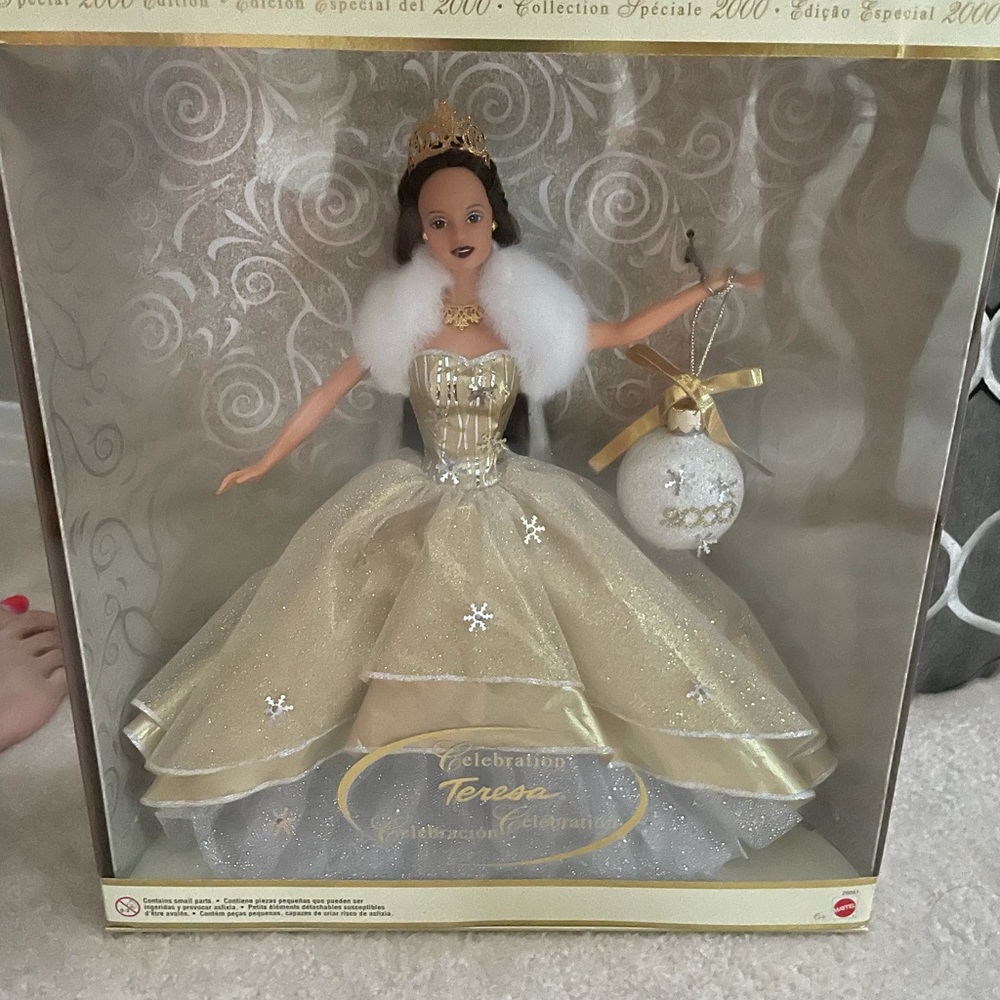 Celebration Teresa Holiday 2000 Barbie - Picture 4 of 13